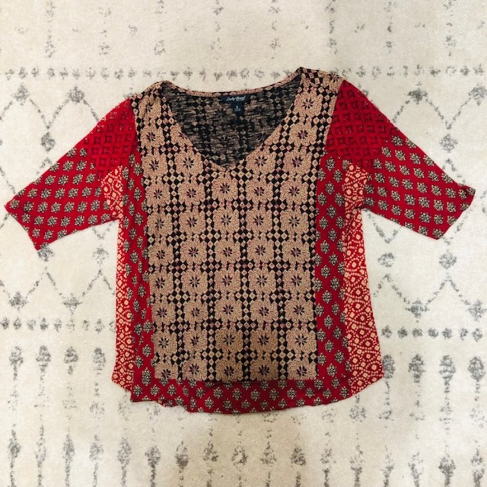 LUCKY BRAND V NECK TOP SIZE SMALL